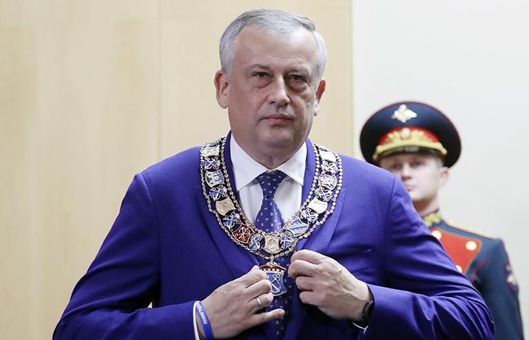 На фото: переизбранный на пост губернатора Ленинградской области Александр Дрозденко во время церемонии вступления в должность на заседании законодательного собрания Ленинградской области, 2020