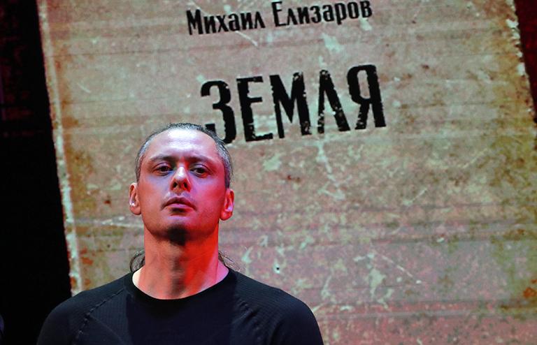 На фото: писатель Михаил Елизаров, ставший лауреатом в номинации "Приз зрительских симпатий" за книгу "Земля", на церемонии вручения национальной литературной премии "Большая книга"