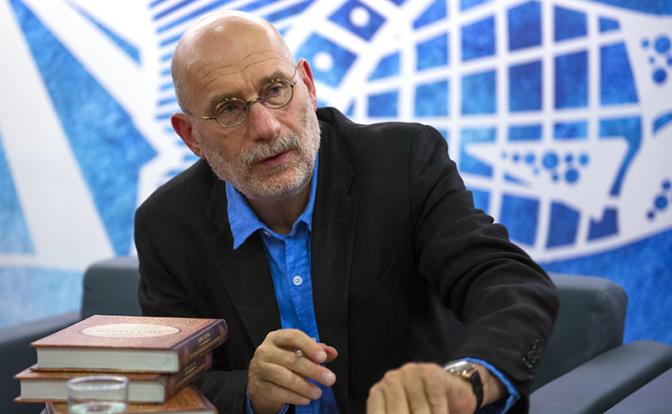 На фото: писатель Борис Акунин во время международной книжной выставки-ярмарки на ВДНХ в Москве, 2014 год.