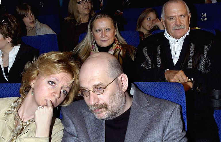 На фото: автор сценария фильма "Статский Советник" Григорий Чхартишвили (Борис Акунин) с женой Эрикой Вороновой (на переднем плане) и исполнитель одной из главных ролей Никита Михалков с женой Татьяной (на втором плане), 2005 год