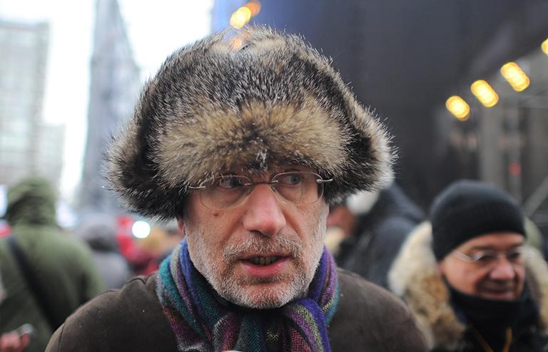 На фото: писатель Григорий Чхартишвили (Борис Акунин) на митинге оппозиции на проспекте Сахарова