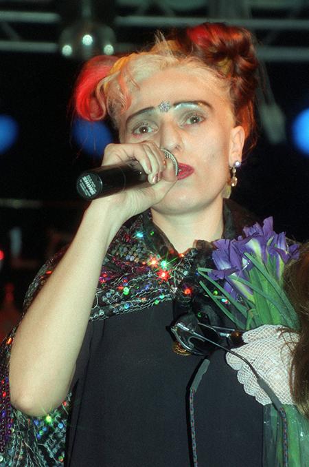 На фото: известная своей экстравагантностью певица Жанна Агузарова