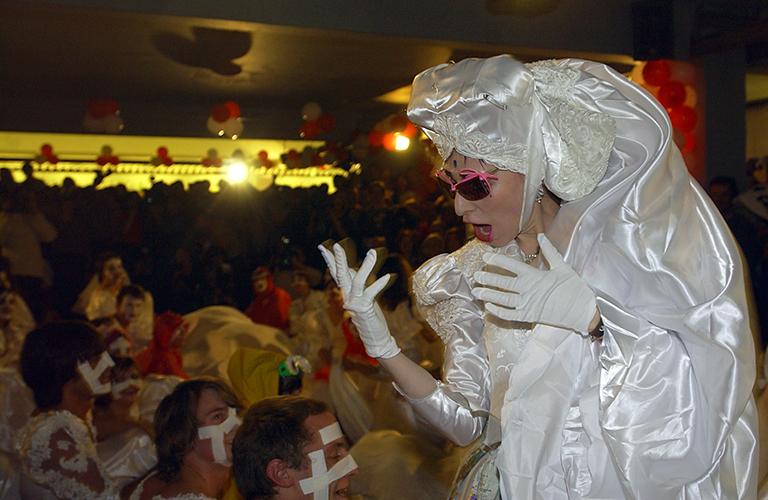 На фото: певица Жанна Агузарова (на снимке) на праздновании Дня рождения модельера Андрея Бартенева, 2003