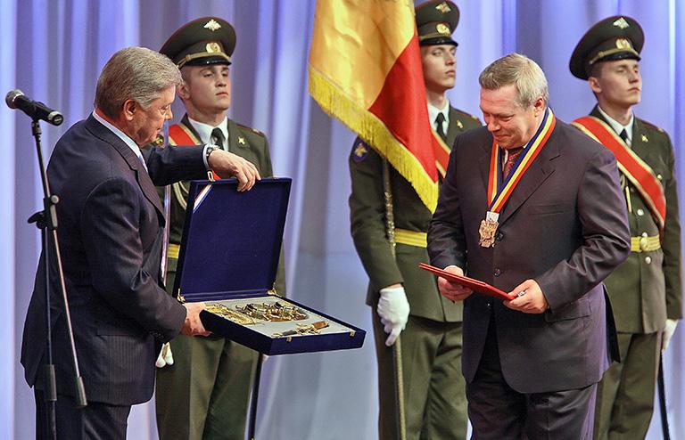 На фото: губернатор Московской области Борис Громов и губернатор Ростовской области Василий Голубев (слева направо на первом плане) на церемонии инаугурации, 2010