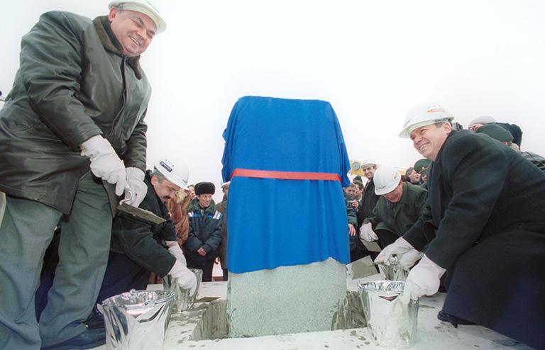 На фото: первый заместитель премьера правительства Москвы Владимир Ресин (слева) и первый вице-премьер правительства Московской области Василий Голубев во время церемонии закладки, 2001