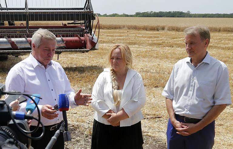 На фото: губернатор Ростовской области Василий Голубев, генеральный директор Cognitive Pilot Ольга Ускова и председатель Сбербанка России Герман Греф (слева направо) во время демонстрационного показа работы беспилотного комбайна, 2020