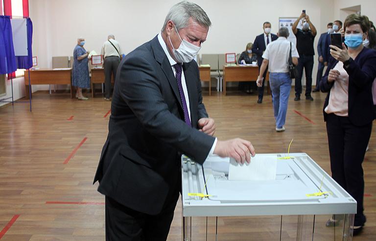 На фото: губернатор Ростовской области Василий Голубев во время голосования на выборах губернатора региона на избирательном участке