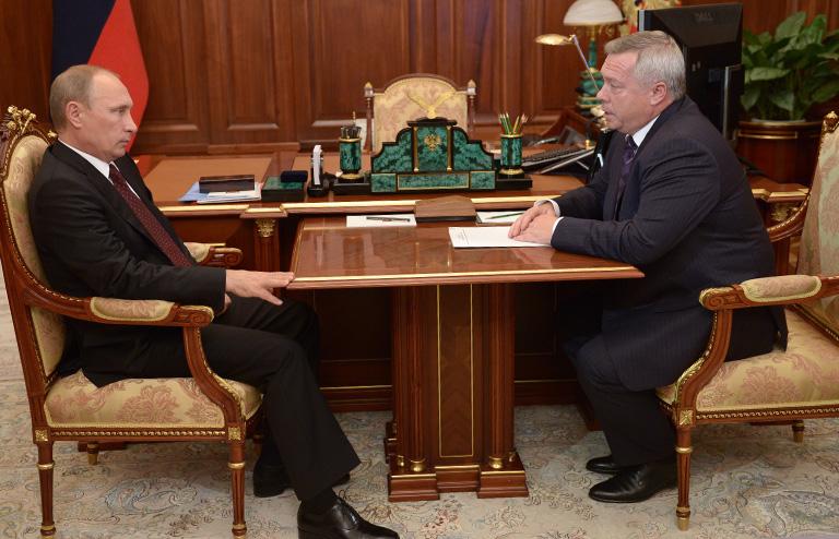 На фото: президент РФ Владимир Путин и губернатор Ростовской области Василий Голубев (слева направо) на встрече в Кремле, 2015