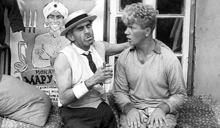 На фото: Леонид Куравлев в роли Шура Балаганова в фильме "Золотой теленок" (СССР, Россия, 1968)