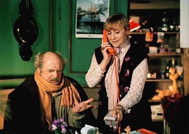 На фото: актеры Софико Чиаурели (Алиса Постик) и Леонид Куравлёв (инспектор Гранден) в комедии "Ищите женщину"