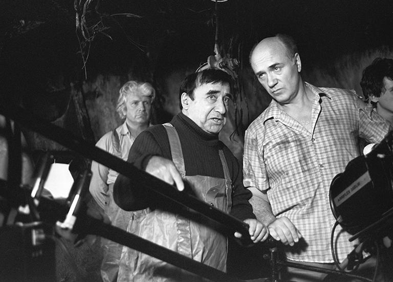 На фото: актер Леонид Куравлев (справа) и режиссер Степан Пучинян на съемочной площадке кинофильма "Гангстеры в океане", Севастополь, 1990 год