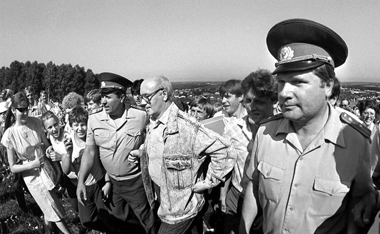 На фото: известный артист Леонид Куравлев в селе Сростки Алтайского края, во время праздника посвященного 60-летию писателя В.М. Шукшина, в сопровождении милиционеров, 1989 год