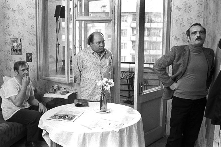 На фото: съемки кинофильма "Афоня". Слева направо: Леонид Куравлев в роли Афони, Евгений Леонов в роли Коли и режиссер-постановщик фильма Георгий Данелия на съемочной площадке, 1974 год