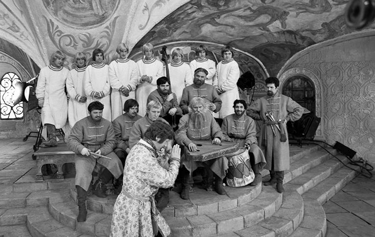 На фото: заслуженный артист РСФСР Леонид Вячеславович Куравлёв в роли Жоржа Милославского во время съемок эпизода из кинофильма "Иван Васильевич меняет профессию" в царских палатах, 1973 год