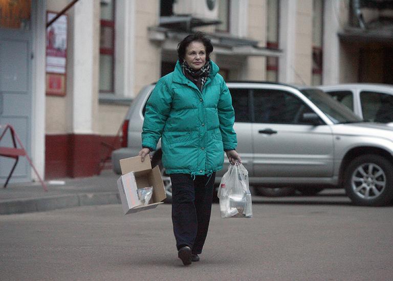 На фото: актриса Наталья Фатеева около дома, 2016