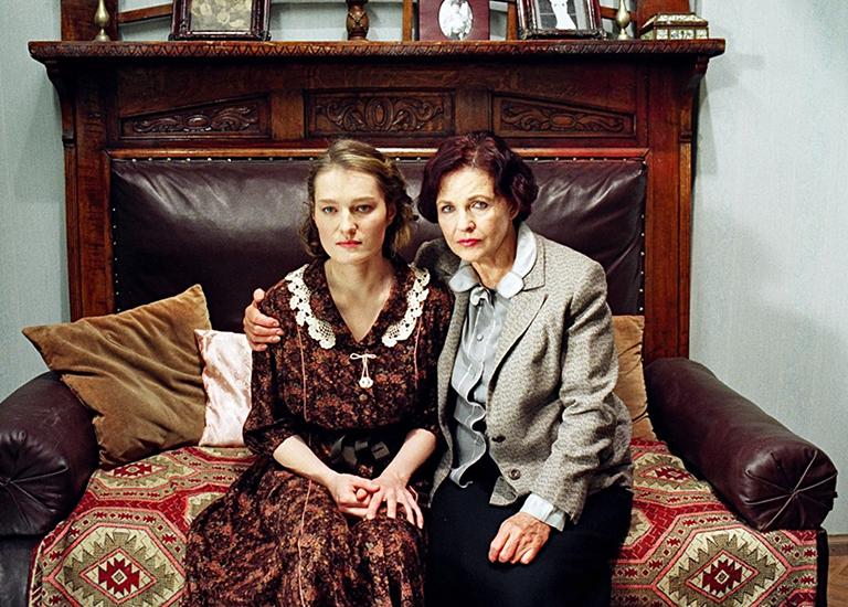 На фото: актрисы Виктория Толстоганова (слева) в роли Ксении Винцентини, жены С.П. Королева, и Наталья Фатеева в роли Марии Николаевны, матери С.П. Королева, во время съемок фильма Юрия Кары &laquo;С.П. Королев. Главный конструктор&raquo;, 2007