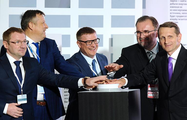 На фото: генеральный директор компании ОАО "Силовые машины" Роман Филиппов, исполняющий обязанности губернатора Ленинградской области Александр Дрозденко, первый заместитель министра энергетики России Алексей Текслер, член правления Siemens Зигфрид Русфор и спикер Госдумы РФ Сергей Нарышкин (справа налево) на церемонии запуска завода