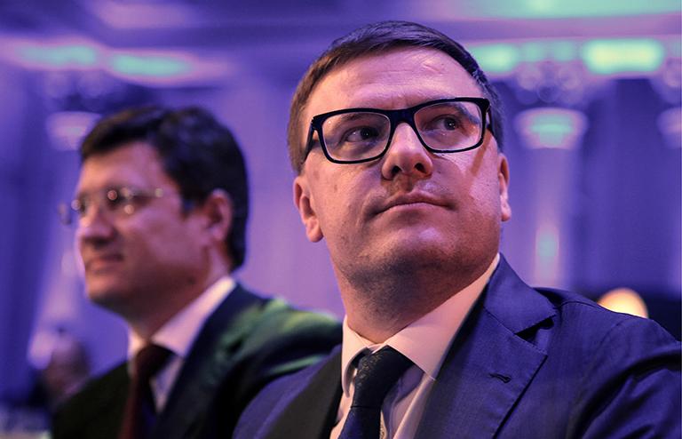 На фото: министр энергетики РФ Александр Новак и первый заместитель министра энергетики РФ Алексей Текслер (слева направо) на церемонии вручения премии РБК-2015