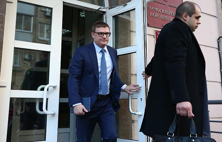 На фото: первый заместитель министра энергетики РФ Алексей Текслер (слева), приехавший в Замоскворецкий суд в качестве свидетеля защиты по делу экс-министра А.Улюкаева, обвиняемого в получении взятки в 2 миллиона долларов, после заседания суда, 2017