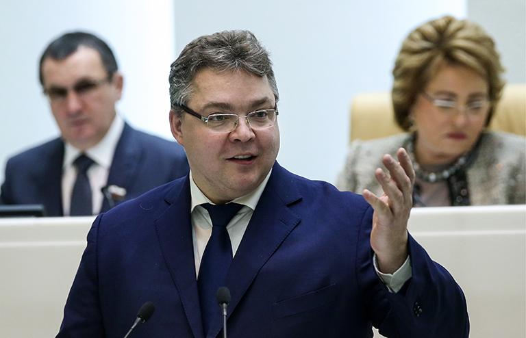 На фото: губернатор Ставропольского края Владимир Владимиров во время выступления на первом пленарном заседании весенней сессии Совета Федерации РФ