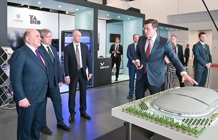 На фото: премьер-министр РФ Михаил Мишустин, генеральный директор "Торпедо" Александр Харламов, министр финансов РФ Антон Силуанов и губернатор Нижегородской области Глеб Никитин (справа налево)