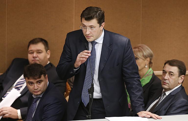 На фото: первый заместитель министра промышленности и торговли Российской Федерации Глеб Никитин (в центре) на пленарном заседании Государственной Думы РФ, 2014