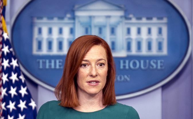 На фото: пресс-секретарь Белого дома Джен Псаки во время брифинга