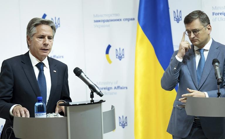 На фото: министр иностранных дел Украины Дмитрий Кулеба и госсекретарь США Энтони Блинкен (справа налево)