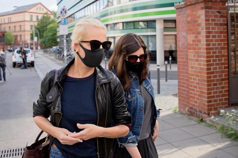 На фото: Юлия Навальная (слева) прибывает в берлинский университетский медицинский комплекс Шарите, где проходит лечение супруг Алексей Навальный *, 2020 год.