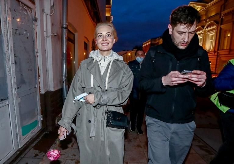 На фото: супруга Алексея Навального * Юлия и брат Алексея Олег во время несанкционированной акции в Москве, 21 апреля 2021 года.