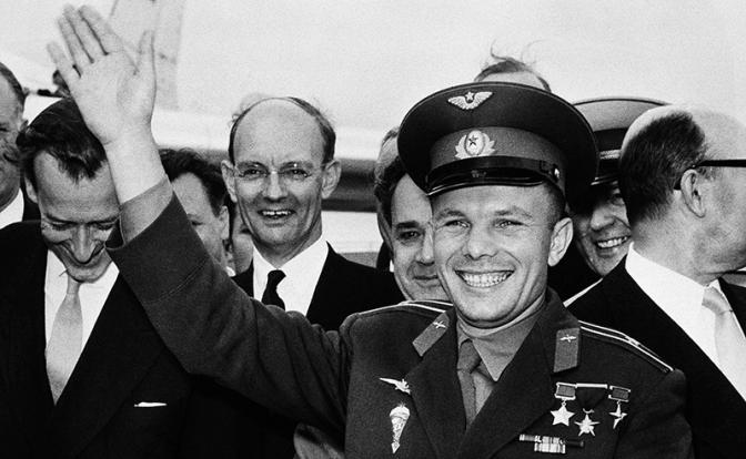 На фото: первый космонавт Земли, летчик-космонавт СССР Юрий Алексеевич Гагарин