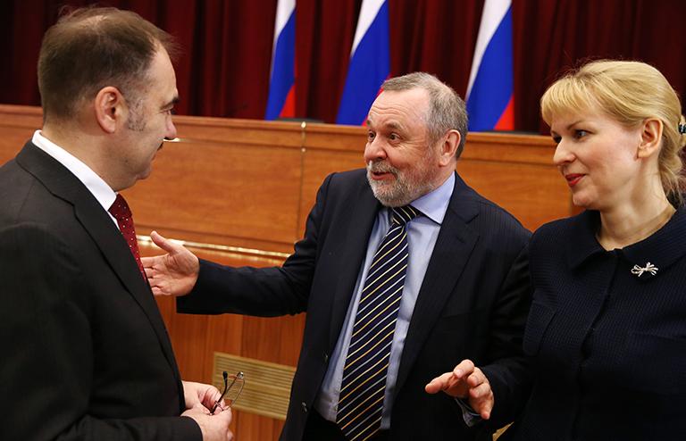 На фото: председатель правления Пенсионного фонда РФ Антон Дроздов и председатель Фонда социального страхования РФ Андрей Кигим (слева направо) на расширенном заседании коллегии Министерства экономического развития РФ, 2016