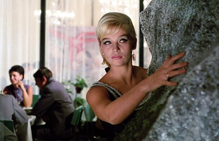 На фото: Светлана Светличная в фильме "Бриллиантовая рука" режиссера Леонида Гайдая, 1968 год