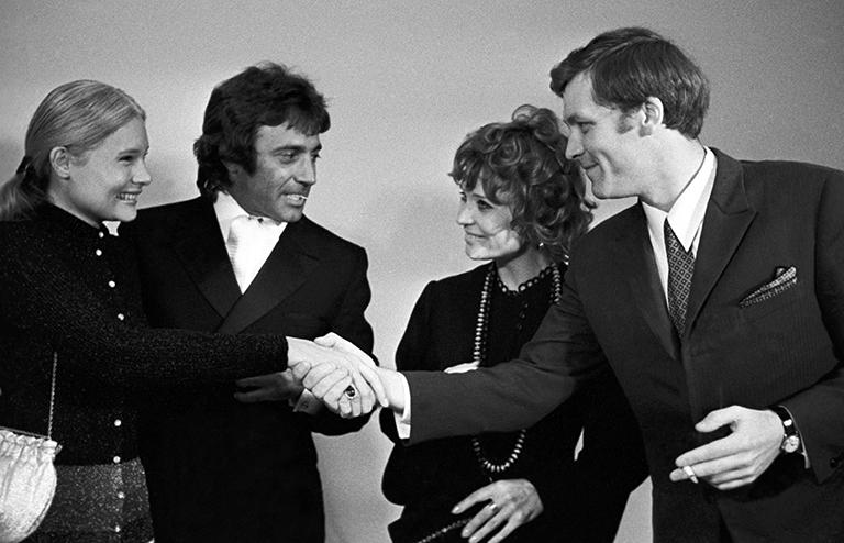 На фото: советские актеры Владимир Ивашов и Светлана Светличная знакомятся с американским актером Александром Реем и его супругой (справа налево)