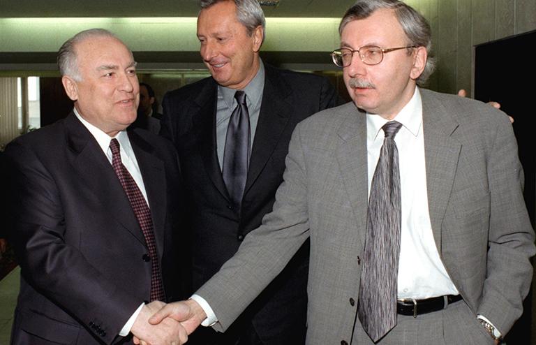 На фото: (слева направо) Виктор Черномырдин, генеральный директор ИТАР-ТАСС Виталий Игнатенко и главный редактор "Независимой газеты" Виталий Третьяков