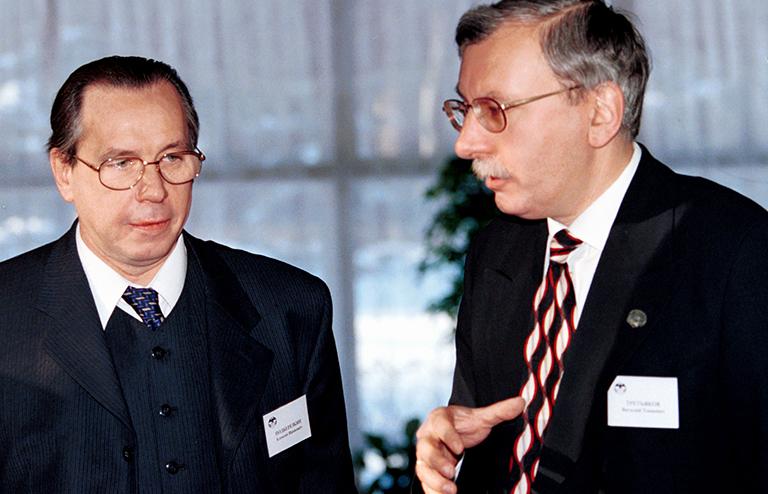 На фото: лидер движения "Духовное наследие" Алексей Подберезкин (слева) и главный редактор "Независимой газеты" Виталий Третьяков - участники Ассамблеи "Совета по внешней и оборонной политике", на которой обсуждается новая концепция внешнеполитической стратегии России