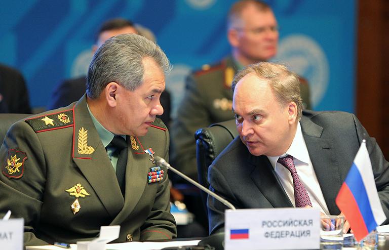 На фото: министр обороны РФ Сергей Шойгу и заместитель министра обороны РФ Анатолий Антонов (слева направо) на совещании министров обороны государств-членов Шанхайской организации сотрудничества, 2015