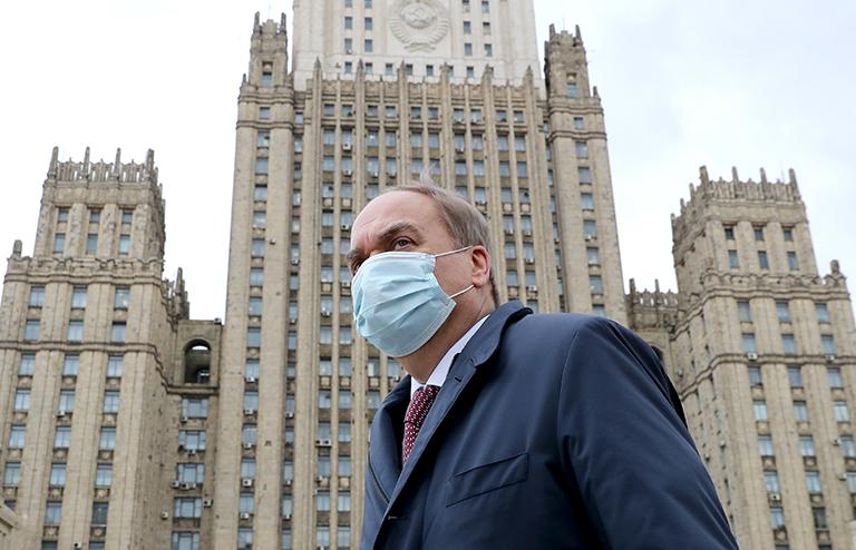 На фото: посол России в США Анатолий Антонов у здания МИД РФ, куда он прибыл для консультаций, касающихся двусторонних отношений США и России, 2021