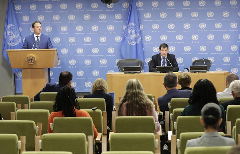 На фото: Дмитрий Полянский, временный поверенный в делах Постоянного представительства Российской Федерации при Организации Объединенных Наций, проводит брифинг для прессы