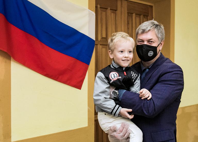 На фото: временно исполняющий обязанности губернатора Ульяновской области Алексей Русских с внуком во время голосования на выборах депутатов Государственной Думы РФ и досрочных выборах губернатора Ульяновской области