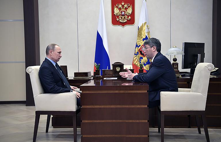На фото: президент РФ Владимир Путин во время встречи с Алексеем Цыденовым, назначенным Указом Президента временно исполняющим обязанности Главы Республики Бурятия, 2017