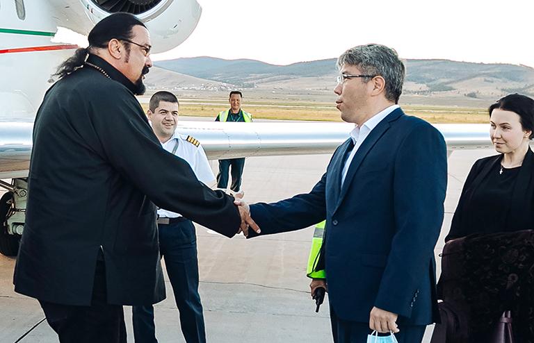 На фото: мериканский актер Стивен Сигал и главa Республики Бурятия Алексей Цыденов (слева направо) во время встречи в аэропорту города