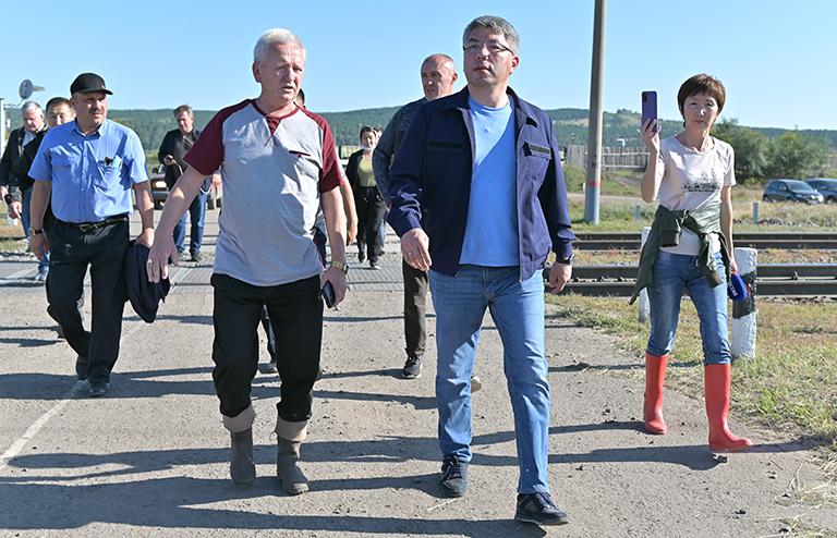 На фото: главa Республики Бурятия Алексей Цыденов во время осмотра затопленных участков, 2021