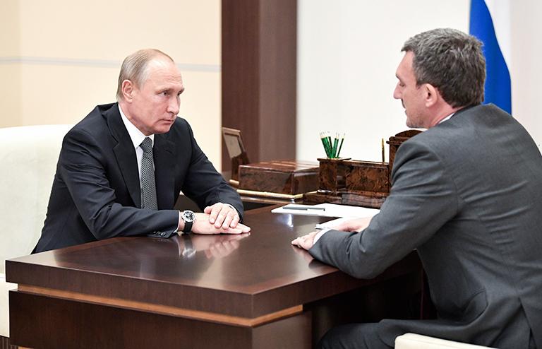 На фото: президент России Владимир Путин и временно исполняющий обязанности губернатора Амурской области Василий Орлов (слева направо) во время встречи в Ново-Огарево, 2018