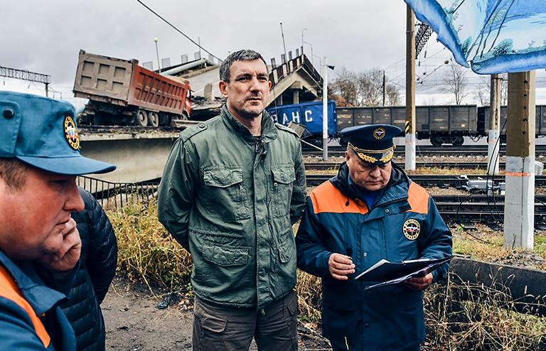 На фото: губернатор Амурской области Василий Орлов (в центре) на месте частичного обрушения автомобильного моста на железнодорожные пути Транссибирской магистрали в городе Свободный