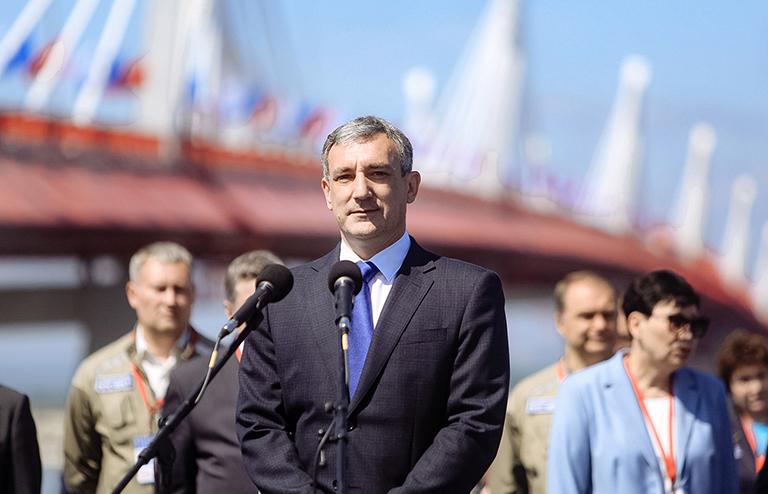 На фото: губернатор Амурской области Василий Орлов на церемонии запуска движения по первому автомобильному мосту через реку Амур между Россией и Китаем через пункт пропуска "Кани-Курган – Хэйхэ"