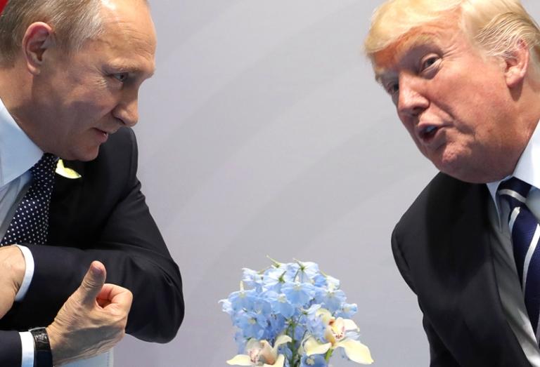 На фото: президент РФ Владимир Путин и президент США Дональд Трамп (слева направо) во время двусторонней встречи на саммите "Группы двадцати", Гамбург, Германия, 2017 год.