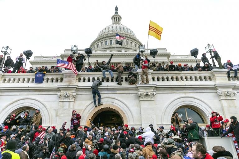 На фото: участники протеста устроили разбили окна и проникли в здание Капитолия, пытаясь отменить результаты выборов 2020 года. Полиция использовала гранаты со слезоточивым газом, чтобы разогнать толпу. 