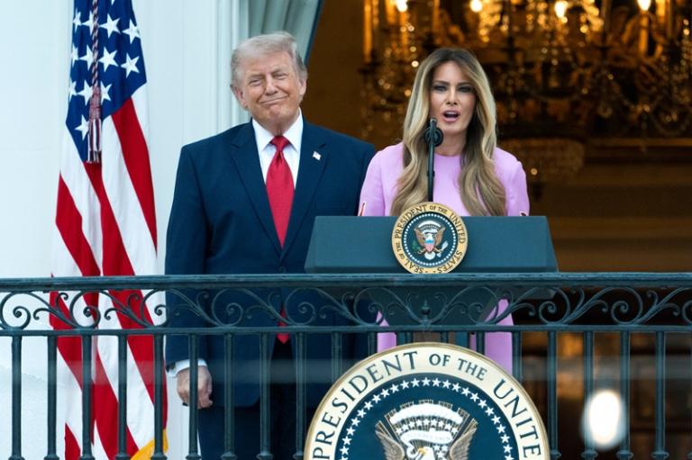 На фото: президент США Дональд Трамп и первая леди США Мелания Трамп во время выступления на пикнике для конгрессменов, 2026 год.