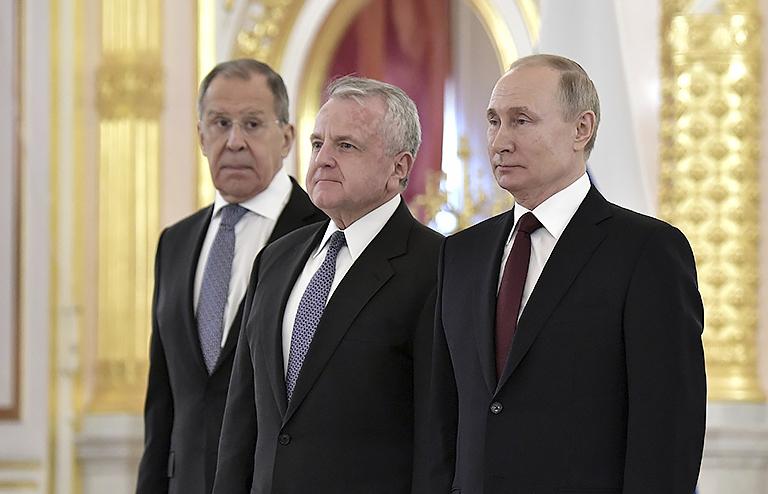 На фото: президент России Владимир Путин, справа, стоит рядом с новым послом США в России Джоном Салливаном, в центре, и министром иностранных дел Сергеем Лавровым во время церемонии в Александровском зале Большого Кремлевского дворца